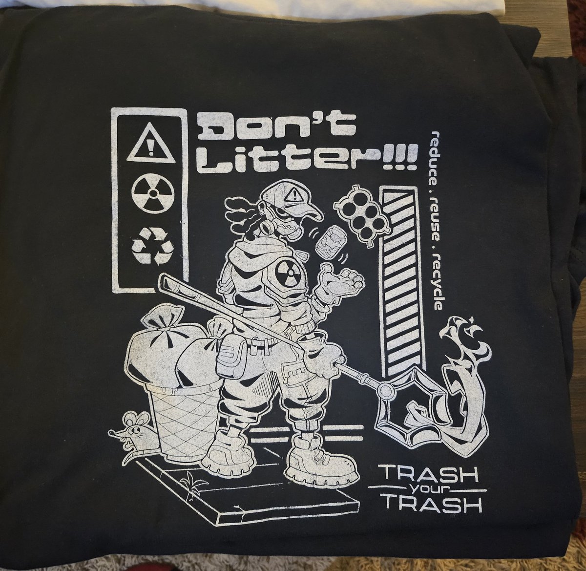 DON'T LITTER!!! Shirts in black/white will be available @momocon AA 2427! Let's keep the streets clean and scoop these off the con floor from may 22-25!