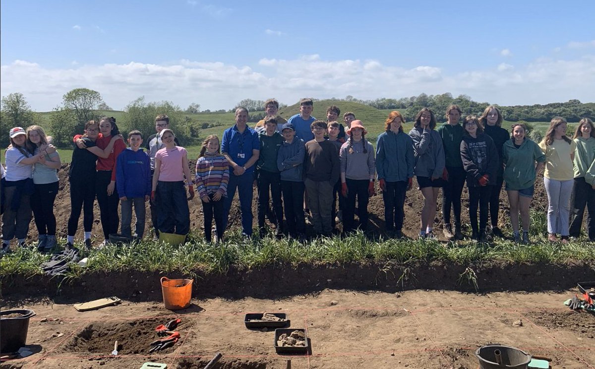 RyeRLT's tweet image. Students went on an archaeological dig at Skipsea & made some extraordinary finds including a wild boar's tusk & teeth, flint, pieces of pottery & even a hinge. We were delighted with the enthusiasm of our students & thank Dr Jim Leary and the University of York.