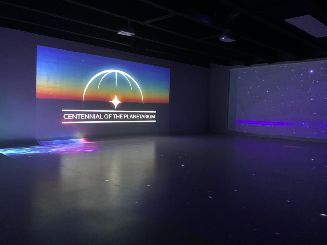InvestigaUCAB's tweet photo. Este 22 de mayo, en el Laboratorio XPR de Arquitectura, la #UCAB se suma a la conmemoración de los 100 años de la invención del proyector planetario alemán Zeiss, con la ponencia Un siglo proyectando el universo: el legado del proyector planetario Zeiss. https://t.co/I1fwOvZSD0