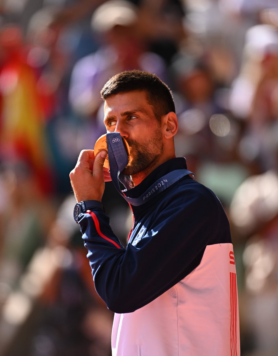 🎂 Novak Djokovic cumple 38 años y, para celebrarlo, decidimos hacerle un homenaje a la altura de su leyenda 🐐

🎾 38 tweets con 38 de sus mejores momentos 👑

🧵 Abrimos hilo ⏬️