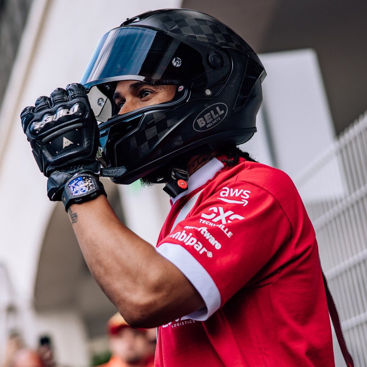 adama her şey yakışıyor her şey