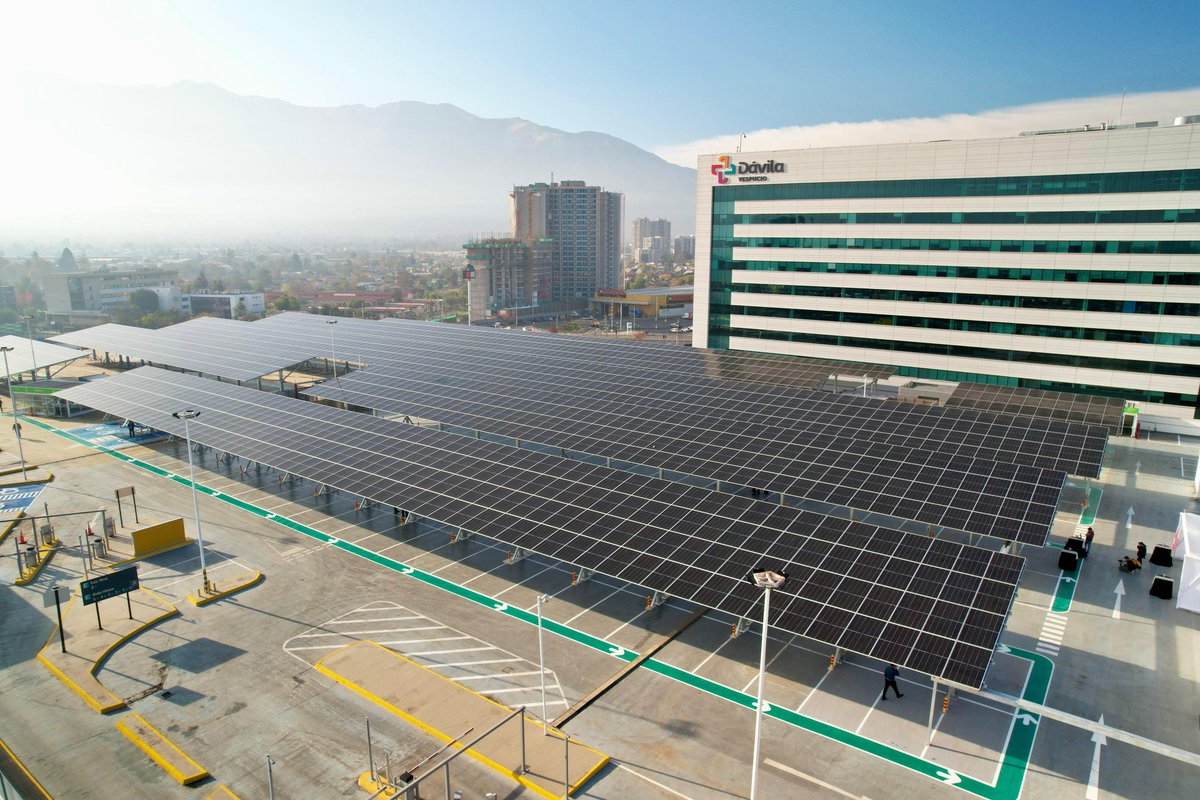 🌞 Mallplaza inaugura en La Florida la #PlantaFotovoltaica más grande en un centro comercial. 

El parking solar, instalado en el estacionamiento del sexto piso de #MallplazaVespucio, lo convierte en un referente global de innovación y sostenibilidad en entornos urbanos.