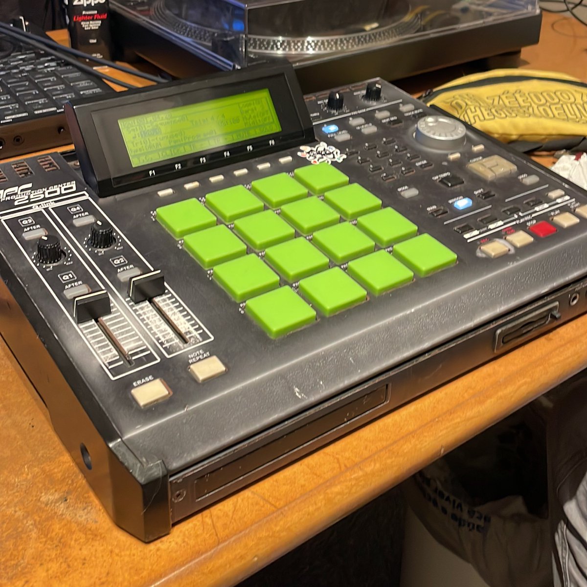 vcr_slim's tweet image. depois de muita procura finalmente sou dono de uma MPC 2500 e ela já foi do MC Kevin #esquece