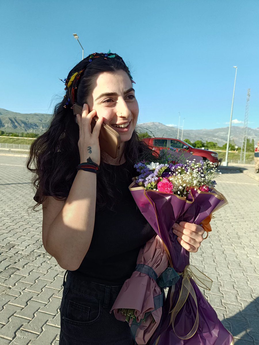 Gazeteci arkadaşımız Öznur Değer cezaevinden çıktı☘️❤️