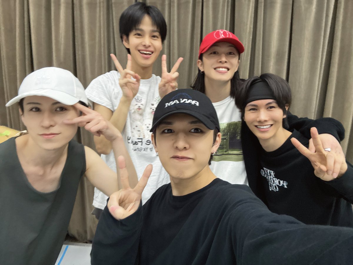 kengouhata's tweet photo. ･
#忍ミュ いよいよ明日で初日を迎えます！

稽古期間の写真を見返しながら懐かしいなあと思うばかりです…💭
毎度ようにお疲れ様とか、楽しみとか、たくさん嬉しい言葉を頂いてなんとかここまで来れました！本当にありがとうございます🙇

明日より一緒に全力で楽しみましょう！🥇 https://t.co/XAa6G1WTQn
