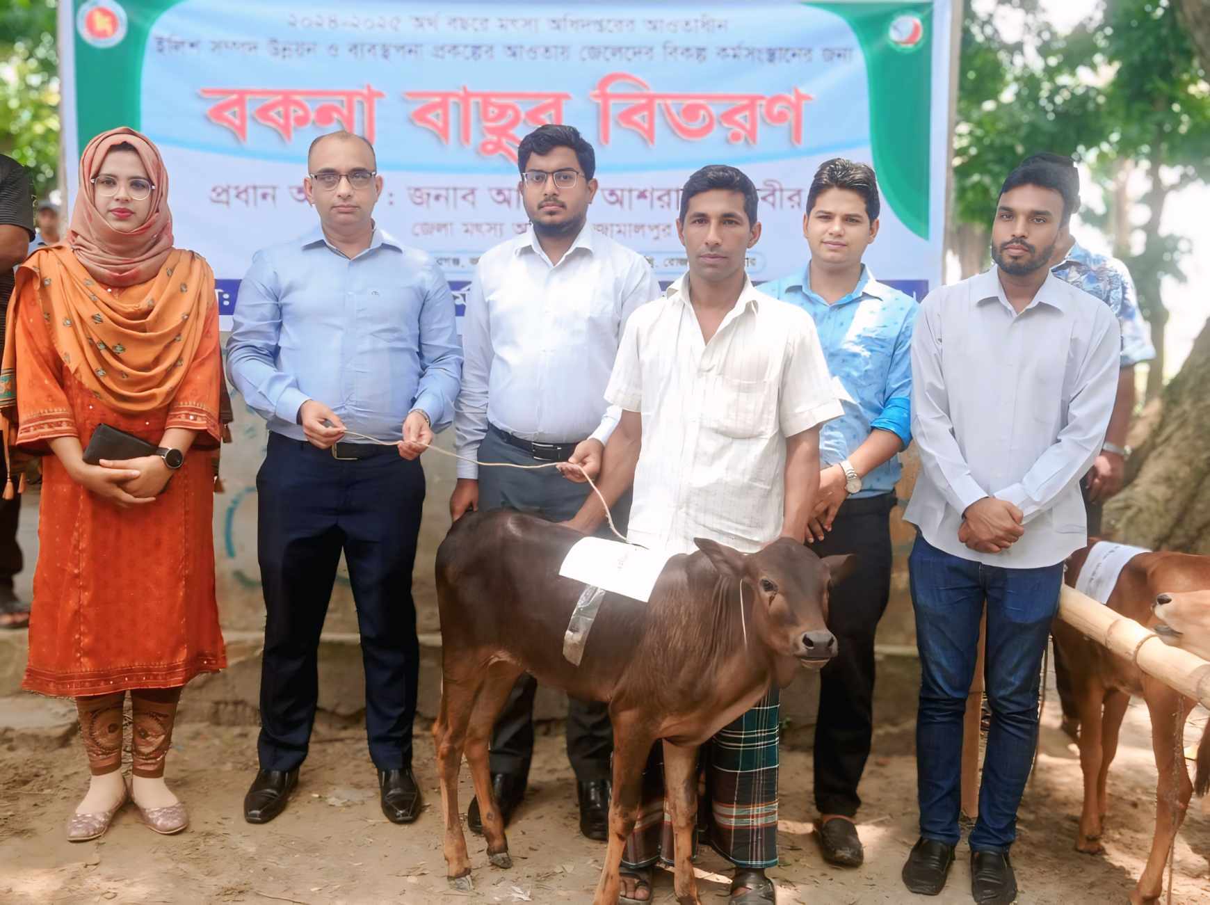 মাদারগঞ্জে জেলেদের মাঝে বকনা বাছুর বিতরণ