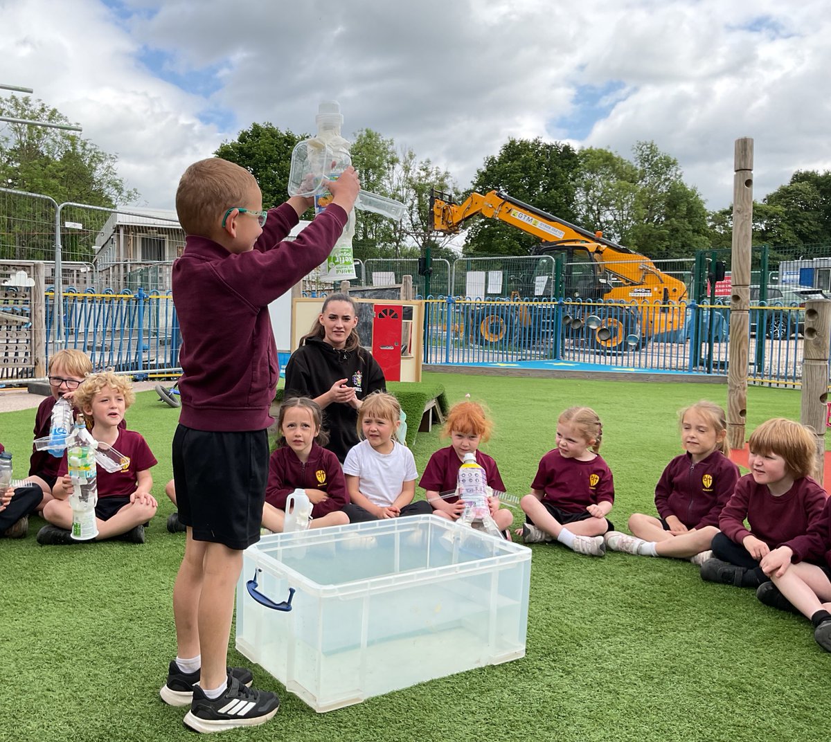 PDA_Rec's tweet image. What a fun afternoon dropping our rockets into water! We spoke about why plastic is a good material as it floats in the water. We realised that the bottles needed to have the lids on so that the water didn’t get in and cause the rocket to sink! #pdascience #pdadt