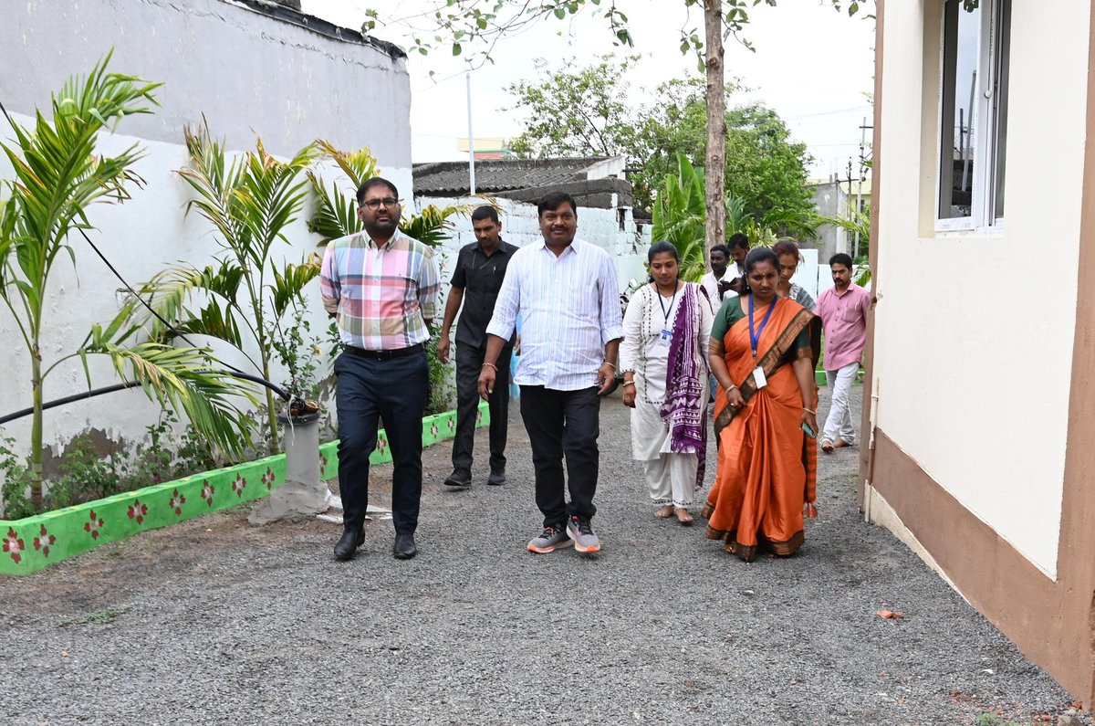 పెద్దపల్లి, మే -22:
-------------------------------------

*హింసకు గురవుతున్న మహిళలకు సఖీ సెంటర్ ద్వారా సేవలు.....  జిల్లా కలెక్టర్ కోయ శ్రీ హర్ష*

**రంగంపల్లి లోని సఖీ సెంటర్ ను పరిశీలించిన జిల్లా కలెక్టర్*
-------------------------------------

 హింసకు గురవుతున్న మహిళలకు సఖీ