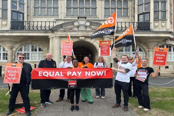 Protest at Barnet Council meeting over unresolved equal pay claim gmblondon.org.uk/news/protest-a… #MembersFirst