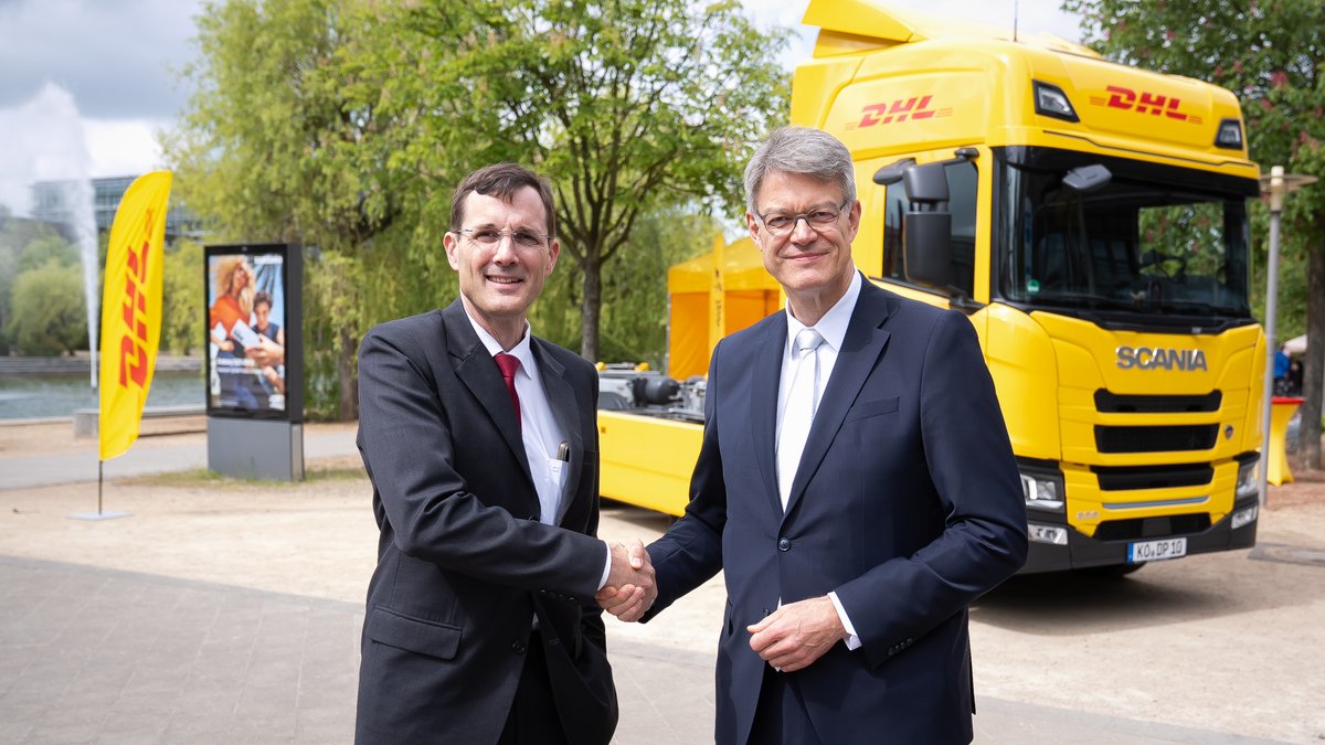 BMV's tweet image. 🚛🔋 Höhere Reichweiten &amp;amp; bessere Energiereserven verspricht der E-#Lkw mit kraftstoffbetriebenem Generator der @DHLGlobal &amp;amp; @ScaniaGroup. Über seine Vorteile &amp;amp; auch Herausforderungen tauscht sich @PSchnieder mit Tobias Meyer, CEO der #DHL Group, auf dem #ITF25 aus.