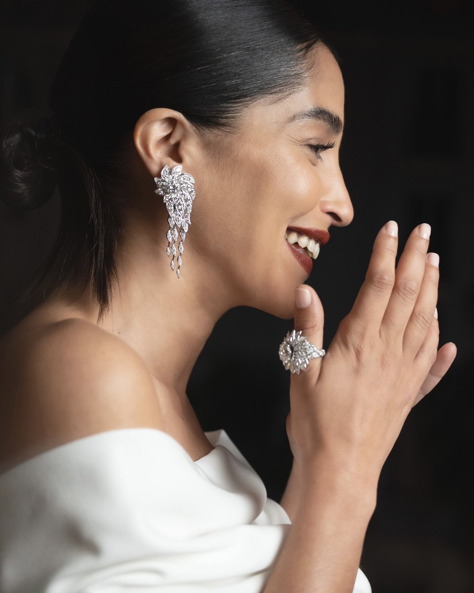 Chaumet's tweet image. On 19 May 2025, for the 78th edition of Cannes Film Festival, French actress and Friend of the Maison #LeilaBekhti dazzled in Chaumet, wearing a Dahlia pair of earrings and ring from the new High Jewelry collection Jewels by Nature.
#Chaumet #Cannes2025 #CannesFilmFestival…