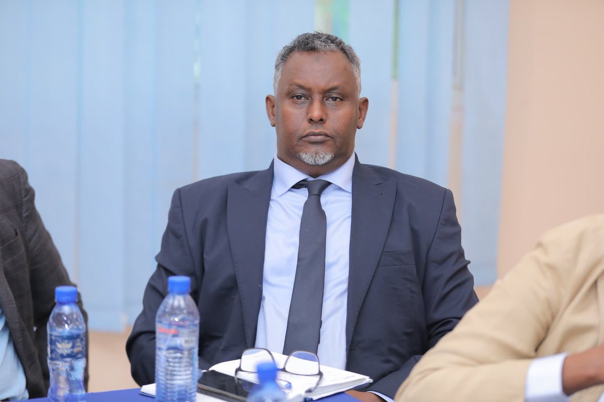 Kulankii 8-aad ee gabagabada xeerka Gobollada iyo Degmooyinka ee loo yaqaan Ln7 oo maanta ka dhacay xarunta PDRC.
Dib-u-eegista xeerarka oo bilowday.
#Geeddicaano leh weli waa socdaa.