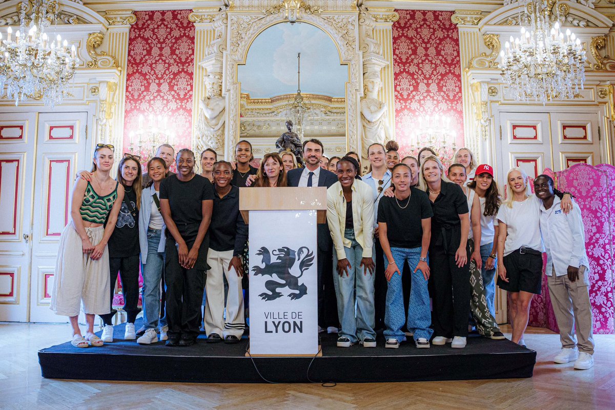 La réception de l'équipe à l'Hôtel de Ville pour célébrer notre 18e titre de championnes de France. ✨