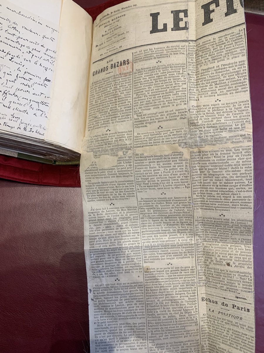 GuilPerrault's tweet image. Voici le cahier où Zola a rassemblé sa doc pour écrire “Au bonheur des dames”. À droite, un article sur les grands magasins qu’il a découpé en Une du Figaro et collé dans son cahier. Je suis à la BNF et prépare l’expo sur les 200 ans du Figaro au Grand Palais en janvier 2026.