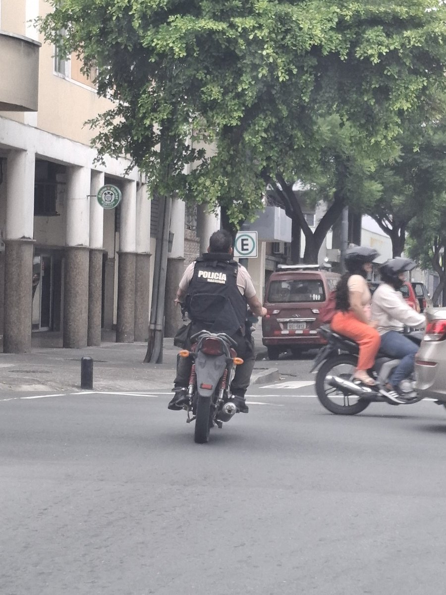 Johnnyacosta92's tweet photo. Hasta cuando policías sin casco y sin placa infringiendo la ley @ATMGuayaquil @ANT_ECUADOR @Presidencia_Ec @alcaldiagye @segura_ep https://t.co/VycmCYVTS5