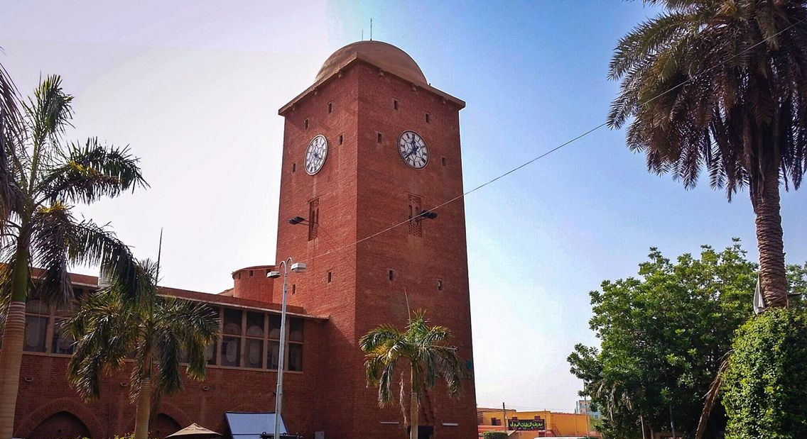 🚨أكثر من 200 إصابة بالكوليرا تم تسجيلها في مركز العزل بمستشفى النو، وسط انتشار واسع للحميات.
أم درمان تعيش كارثة متكاملة أسبوع بلا كهرباء، مياه
مقطوعة، ودرجات حرارة تتجاوز 43 برميل المياه بلغ 30 ألف جنيه، واسطوانة الغاز وصلت
إلى 45 ألف، مع شح حاد في الوقود.
الوضع الإنساني في أم