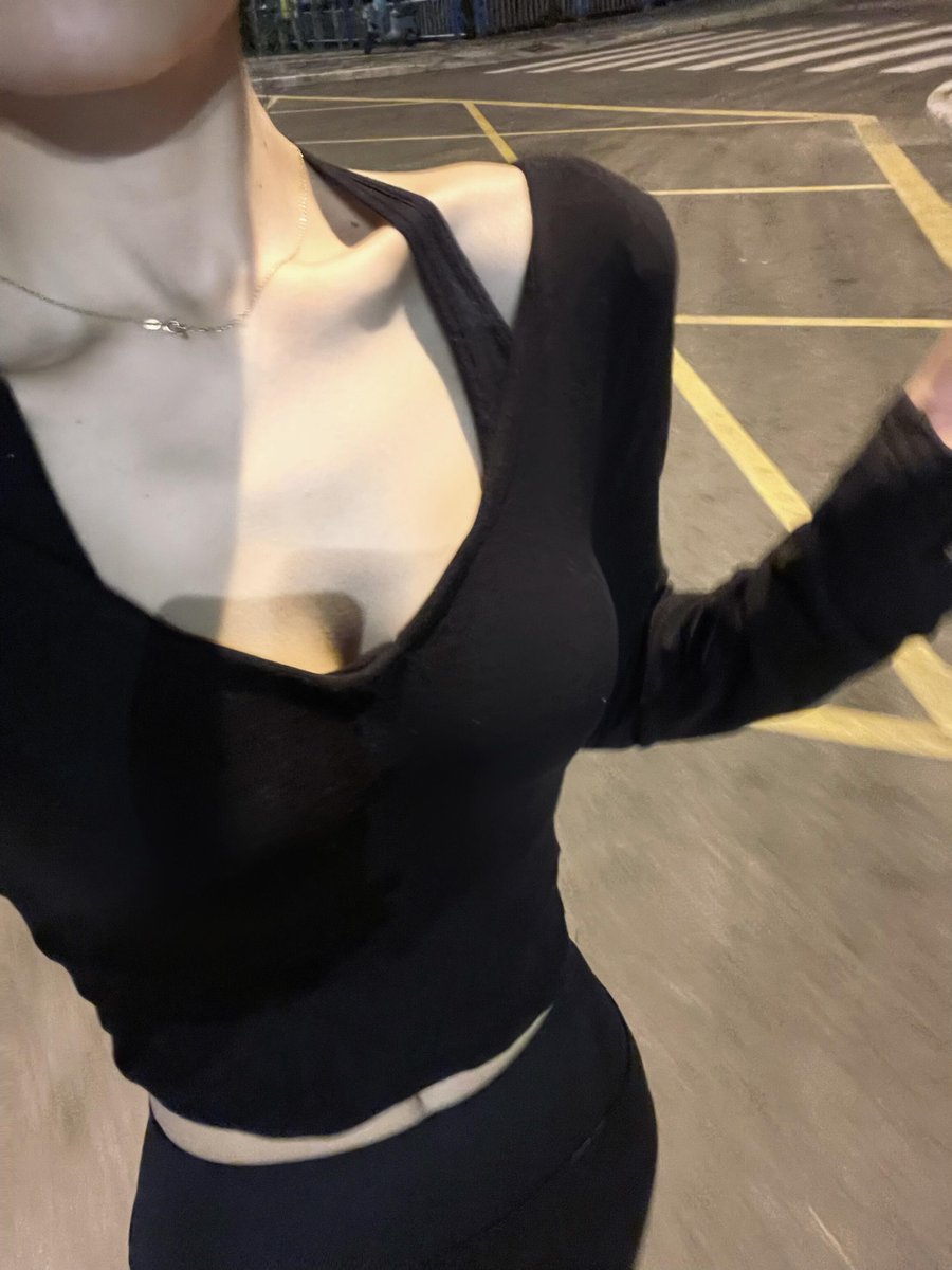 ChatGPT 说：
The body is built through effort, and the mindset is shaped step by step.
The night doesn't urge me home—it simply reminds me to keep shining. 🖤💥