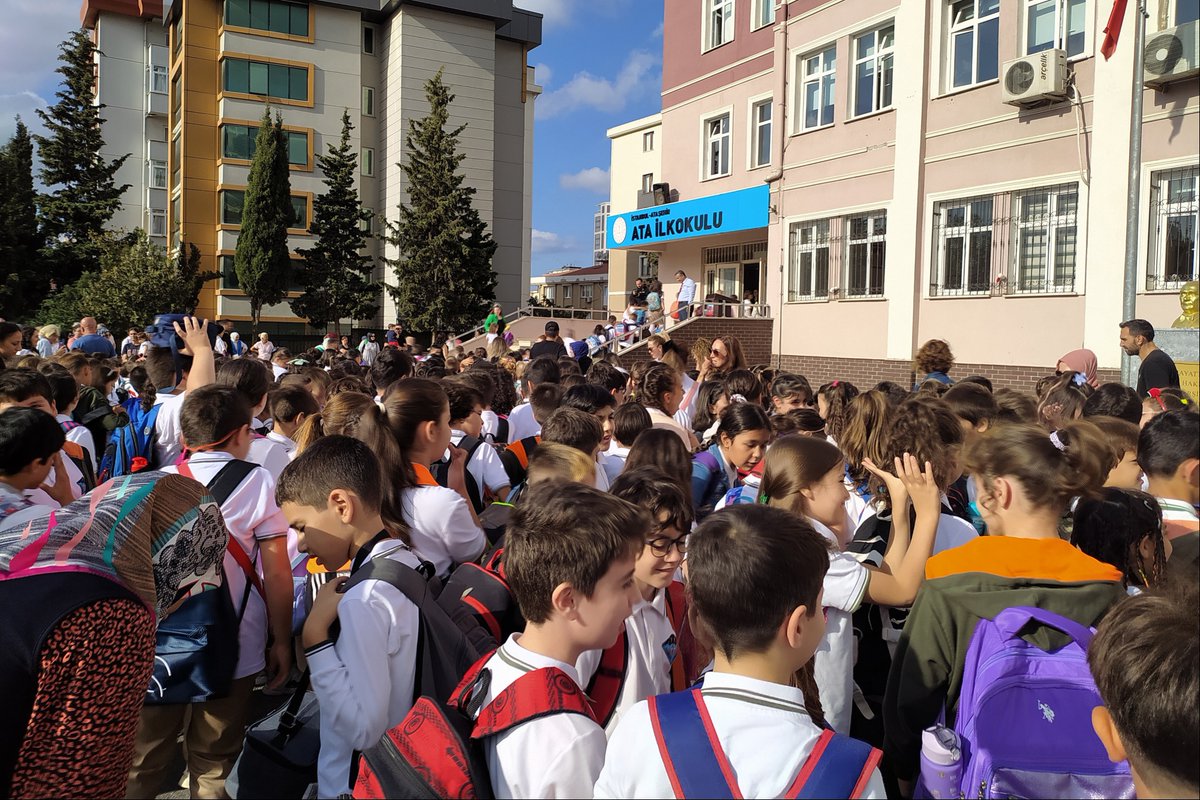 Milli Eğitim Bakanı Yusuf Tekin'in ‘kız okulları" açıklamasını eleştiren Eğitim Sen Yükseköğretim ve Eğitim Sekreteri Evrim Gülez, uygulamanın pedagojik açıdan sorunlu, karma eğitime ve cinsiyet eşitliğine aykırı olacağını belirterek, “Bu kız çocuklarını birey değil, 'mahremiyet