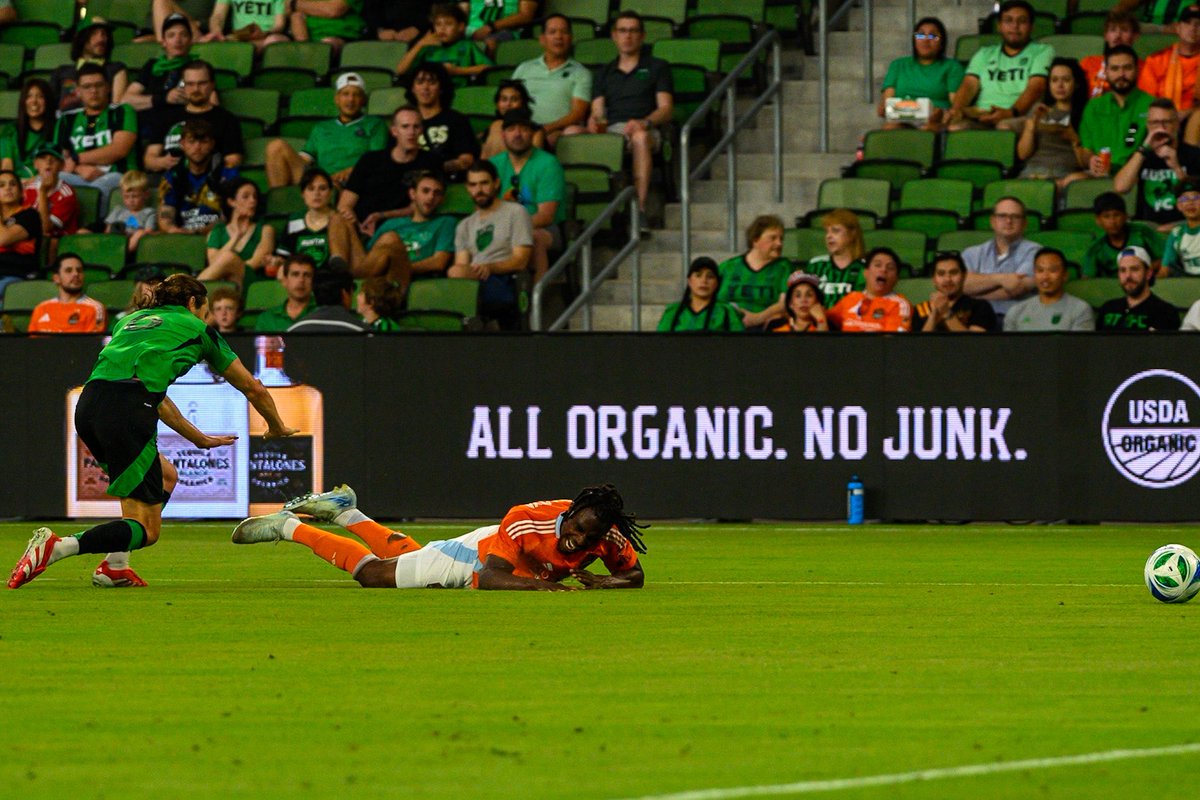 MsKriNT's tweet photo. Should have been a red card from jump! Ref accountability is needed! Three no call fouls including a last man… 🤬@HoustonDynamo #houstondynamo #usopencup #refaccountability https://t.co/SmFdP0HQQp
