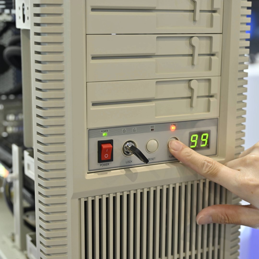 SilverStone_Tek's tweet image. The future of retro is here - FLP02

The FLP02 looks straight out of the ‘90s — with a Turbo button, floppy-style rotating latch, and power switch with keylock — but under the hood, it’s ready for RTX 5090, 360mm liquid cooling! 

#SilverStone #FLP02 #RetroPC #Computex2025