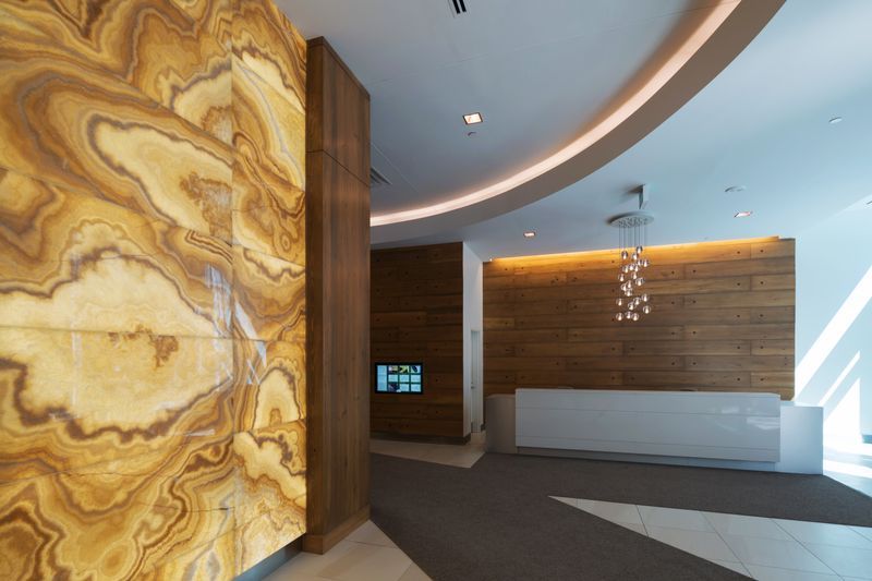 Tlawrence07's tweet image. A wall that glows with intention. At 150 Elgin, #BacklitStone Petri Onyx slabs create a flowing, luminous #centerpiece, each hand-selected and tuned.

Controlled #MaterialFinish mood.

Crafted in proud partnership with @NEUFarchitectes, PSL Contractors, and @MorguardApts.