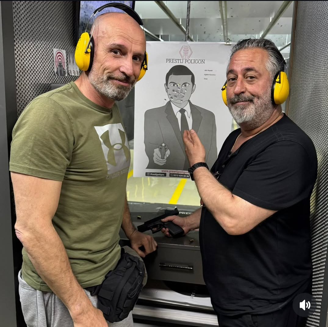 hizlihaberyeri's tweet image. 🔴Cem Yılmaz nasıl attığını gösterdi! 
Cem Yılmaz'ın poligon fotoğrafı sosyal medyada gündem oldu. 
Yılmaz'ın hedef kağıdı sonuçları profesyonel atıcılar ve hayranları tarafından övgü yağmuruna tutuldu. 
#cmylmz #cemyilmaz #poligon #İstanbul