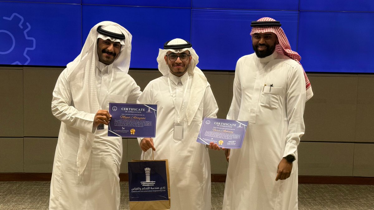 في ختام الترم.. 
 نستعرض لكم لقطات من فعاليتنا الأخيرة #CIE_EXPO25 والتي اختتمنا بها فعاليات النادي لهذا الترم وتوجنا بها جهود الأعضاء📸✨..

لمزيد من الصور 🔗: drive.google.com/drive/folders/…