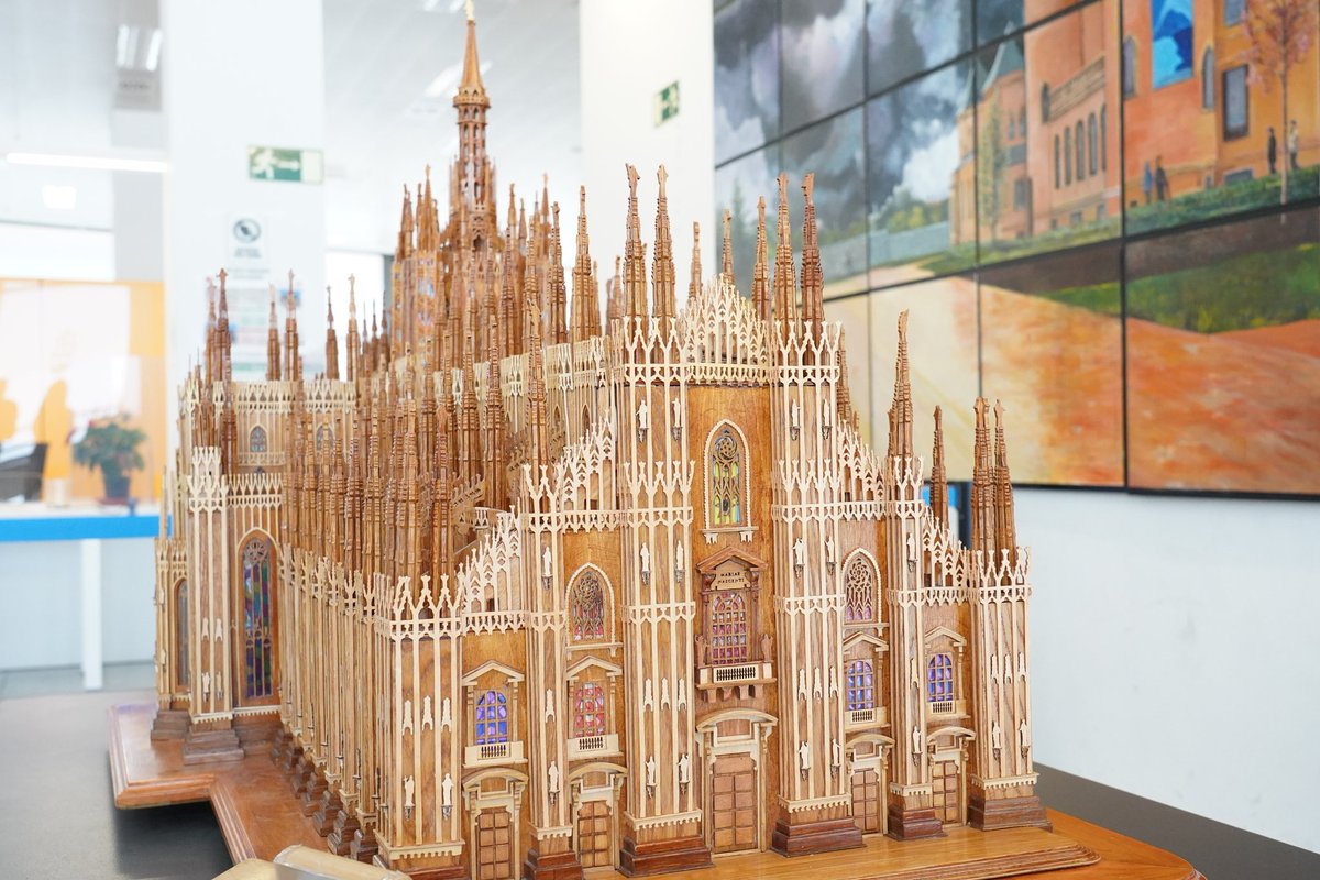 La espectacular reproducción de la Catedral de Milán realizada por 10 artistas de nuestra ciudad, llega al <a href="/AytoAlcorcon/">Ayuntamiento de Alcorcón</a> para que luzca y esté a disposición de la ciudadanía.

Admiración por tantas horas de dedicación y trabajo para unir esta riqueza artística en una pieza única.