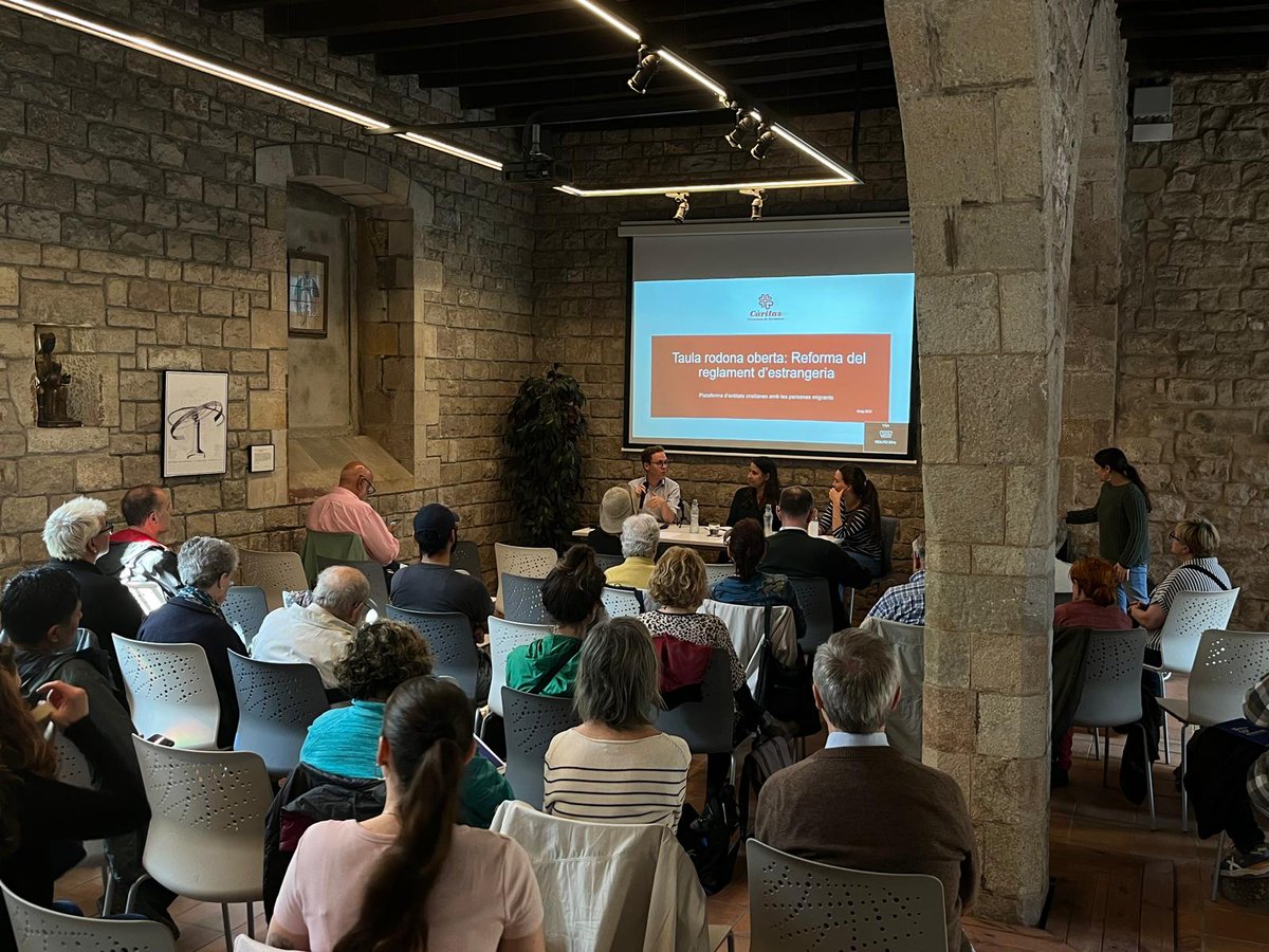 La nostra advocada Beatriz Alegre, especialitzada en estrangeria, va participar el darrer dijous a la xerrada i debat entorn als principals canvis de la reforma del Reglament d'Estrangeria organitzada per la Plataforma d'Entitats Cristianes amb les Persones Migrades.