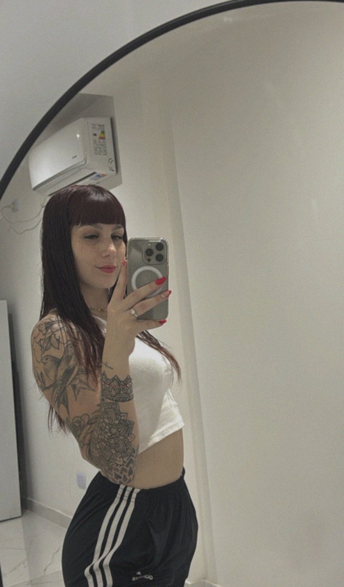 RShharpp's tweet image. Big family, big heart, but my apartment’s just me and my vibes! 😘 Older guys, what’s your secret to keeping life exciting?

#Calgary #Alberta #thursdayvibes #RedheadEnergy #SoloLiving #DropYourWisdom #selfie #inkedgirl