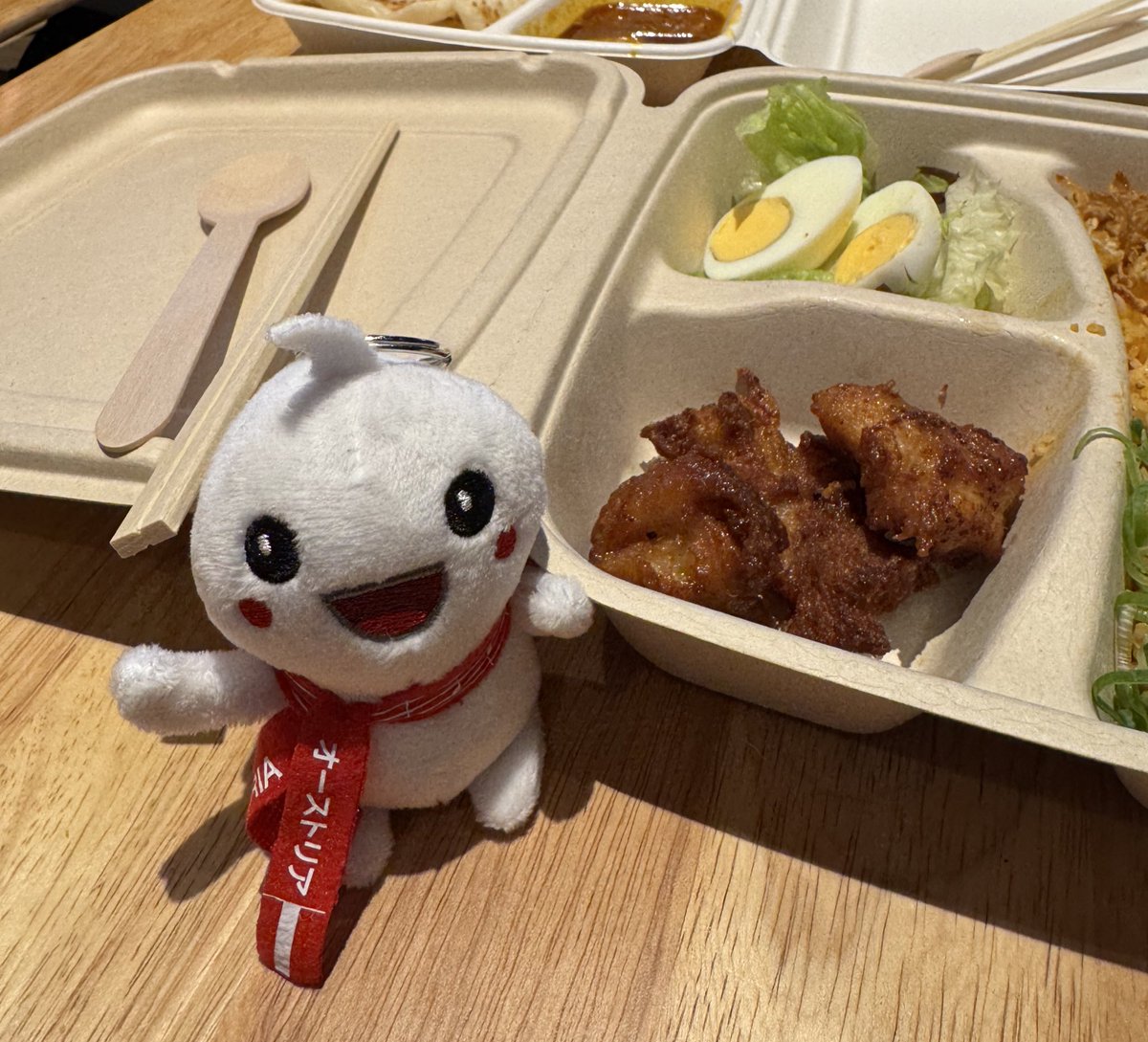 万博オーストリア館公式キャラのコイツ、気に入ったので赤白赤で検索し