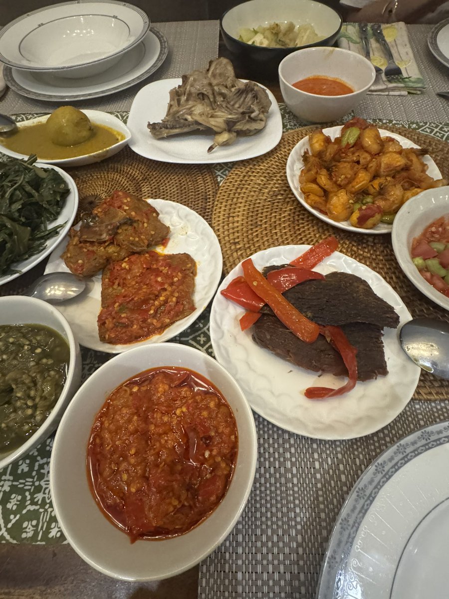 Surya Benhil itu bukan rumah makan biasa. Itu tempat ziarah kuliner.