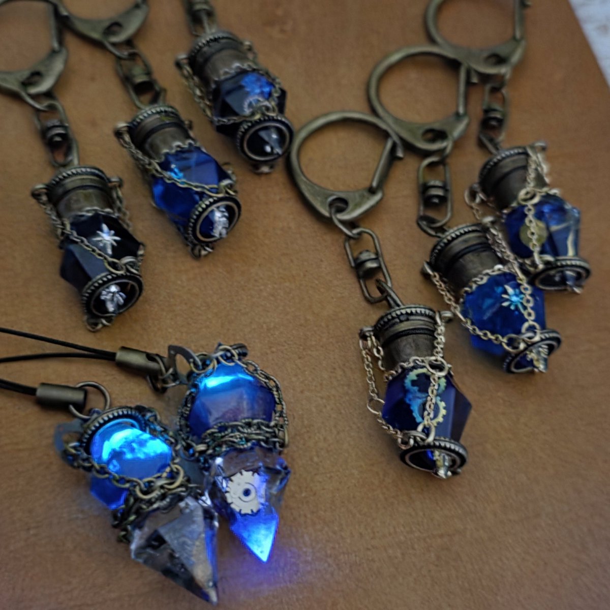 新作出来ました😌💎

ライトタイプと蓄光タイプ

また今度綺麗に写真撮ります✨

 #レジン  #スチームパンク  #青