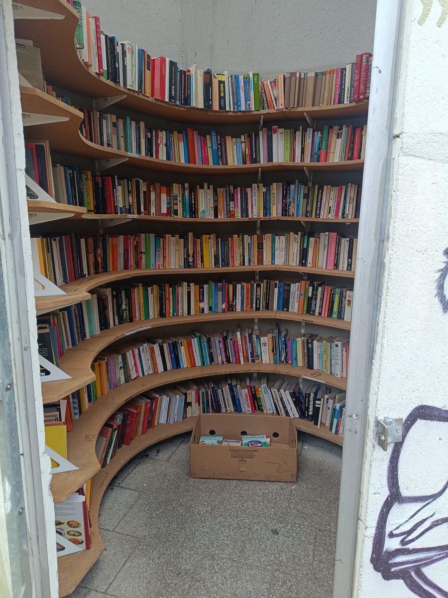 karen_ascher's tweet image. In dieser Litfasssäule hätte sich Moritz bestimmt nicht gelangweilt 😌🐱 
#Forst #freelittlelibrary
@buecherzelle_LN