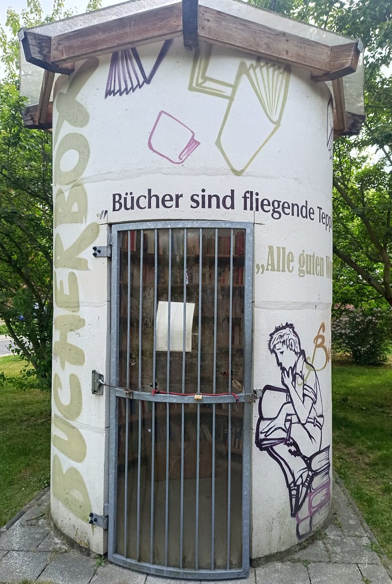 karen_ascher's tweet image. In dieser Litfasssäule hätte sich Moritz bestimmt nicht gelangweilt 😌🐱 
#Forst #freelittlelibrary
@buecherzelle_LN