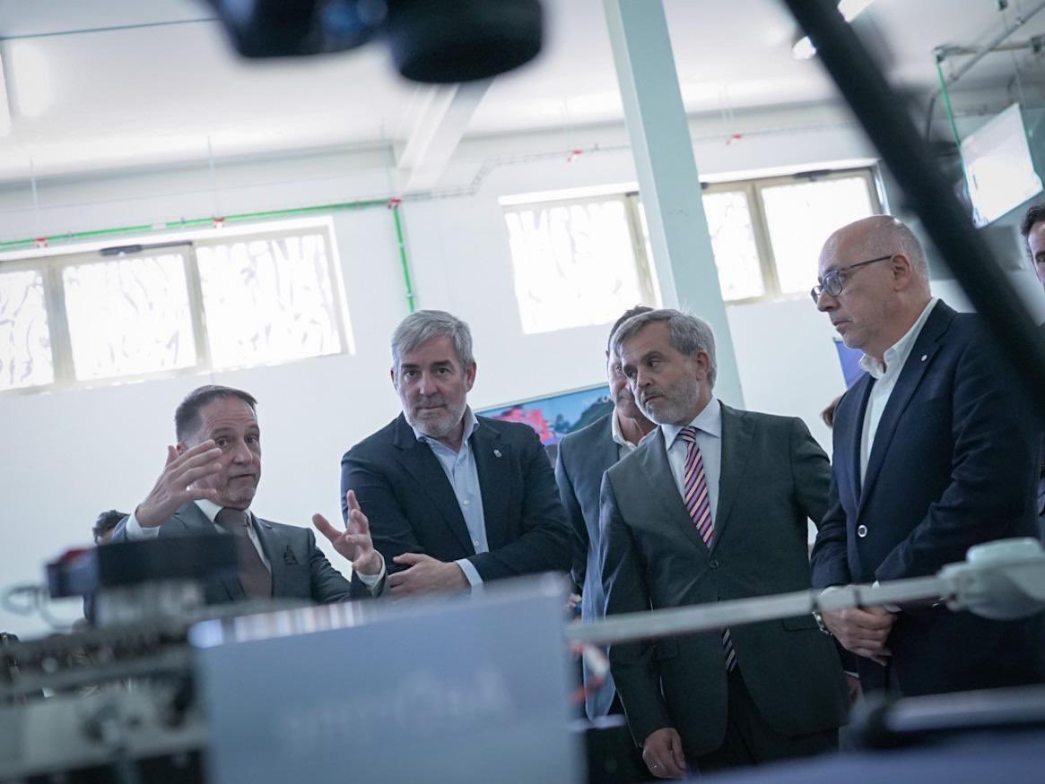 Fernando Clavijo (@fclavijobatlle) on Twitter photo Canarias sigue dando pasos de gigante en industrias como la aeroespacial. Gran Canaria estrena un nuevo Centro Tecnológico que hará crecer el ecosistema canario de I+D
<a href="/AerolaserSystem/">Aerolaser System</a>
#gcpresidencia Canarias sigue dando pasos de gigante en industrias como la aeroespacial. Gran Canaria estrena un nuevo Centro Tecnológico que hará crecer el ecosistema canario de I+D
<a href="/AerolaserSystem/">Aerolaser System</a>
#gcpresidencia