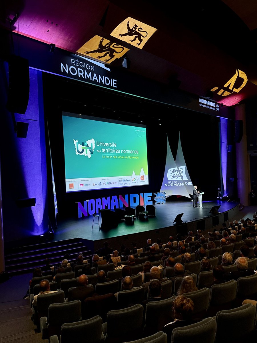 ADNormandie's tweet photo. [#UTN2025] -  1ère édition de l'Université des Territoires Normands : 
✅ Plus de 1000 élus Normands venus croiser leurs expériences pour relever les défis des #transitions, de la #sécurité, du #climat ...et proposer des solutions concrètes pour nos territoires ! @RegionNormandie https://t.co/HFBqEtjPg1