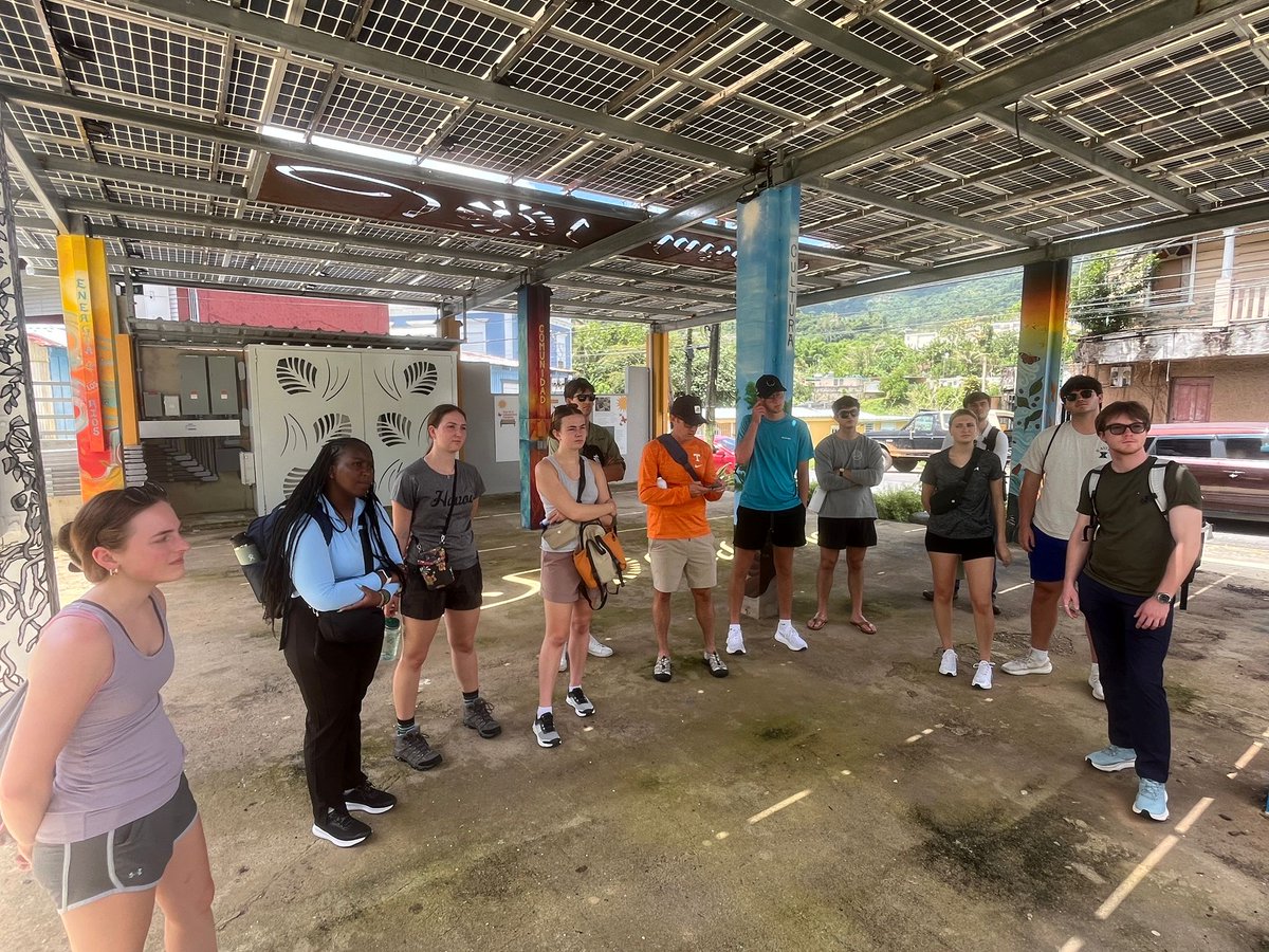 Estudiantes de la Universidad de Cincinnati e integrantes de la Fundación Monte Azul nos visitaron, compartieron con Alexis Massol y conocieron la Plaza de la Independencia Energética.