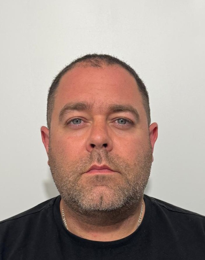 please be on the look out for this man wanted for a train robbery last month where tonnes of raw juglist beats were stolen.
goes by aliases of MC Treazon or Deadlock
be aware his lyrics are extremely dangerous 🧨
open.spotify.com/album/430O2GHH…