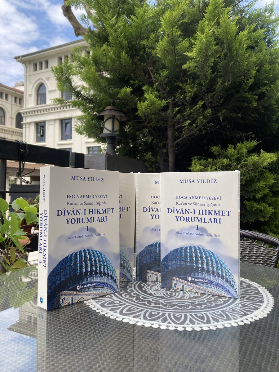 Bu kıymetli eserde Türk dilinde irfan geleneğimizin müessisi olan Pîr-i Türkistan Hoca Ahmed Yesevi Hazretleri'nin 'Divân-ı Hikmet'indeki nutk-ı şeriflerinin yorumlarını bulacaksınız.

Yüce gönüllü Pîr mânâ yolculuklarında tecrübe ettiği ve gönlünde tecelli eden ilâhî+