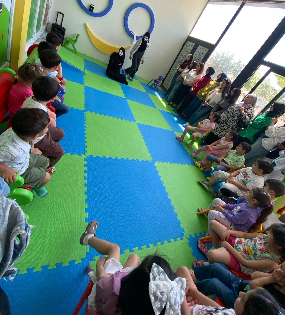 Çocuk Gelişimi Programı öğrencileri, bilişsel farkındalıklarını geliştirmek amacıyla Özel İnci Kreş’te Animatörlük ve Pandomim atölyesi düzenledi. Etkinlik, Öğr. Gör. Özlem Kekil ve Öğr. Gör. Dr. Mustafa Aslan’ın gözetiminde gerçekleşti.