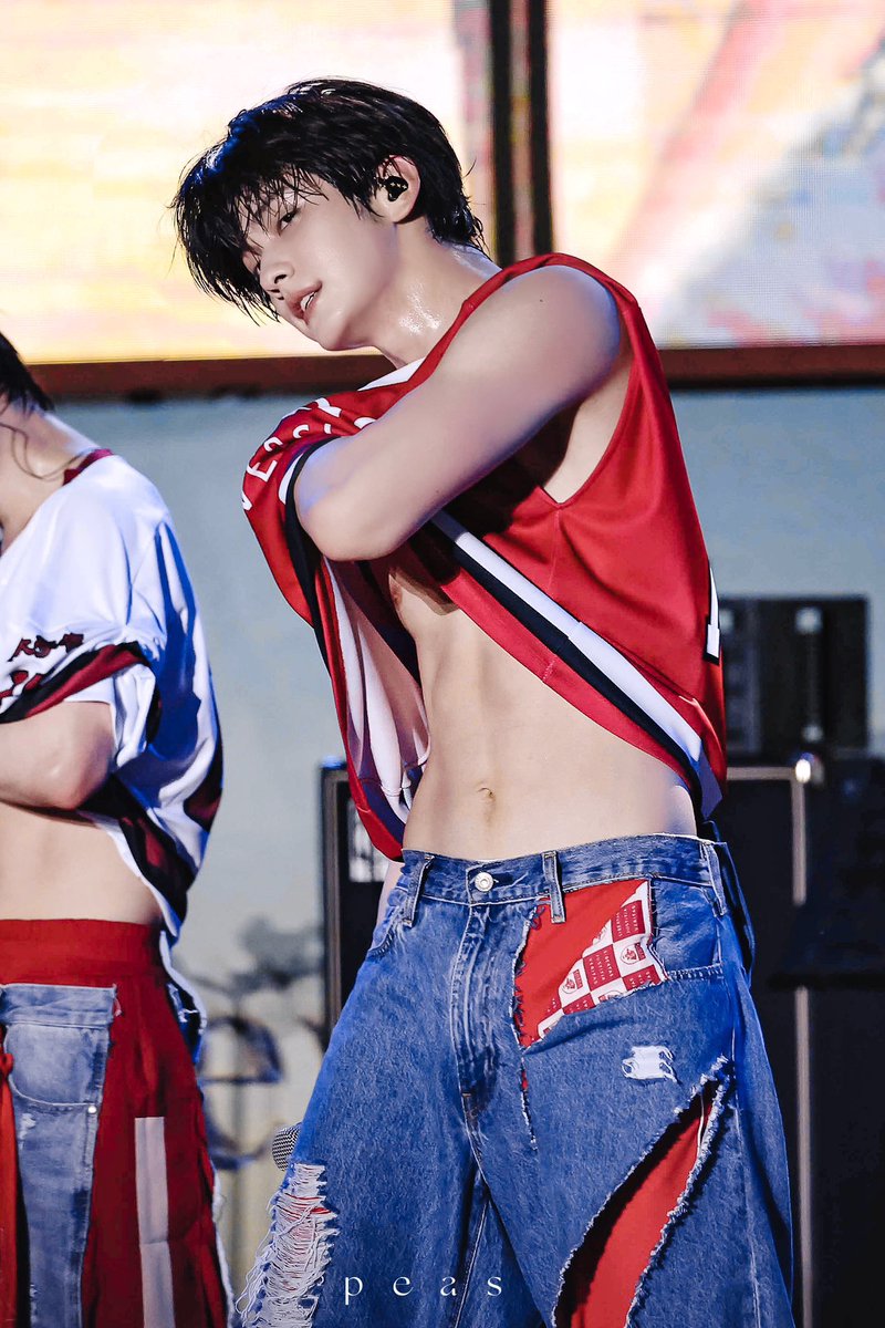 THIS ANGLE. HELLO?????