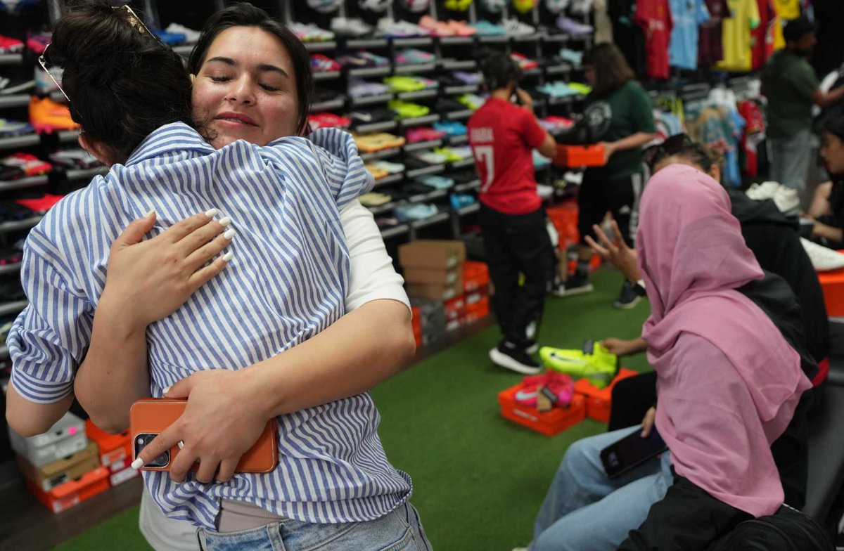 USA 🇺🇸

Afghan women footballers who fled the Taliban have resumed training in Houston. Once backed by FIFA, they now face trauma, isolation &amp; lack of support. They find strength in sisterhood and hope to play again, this time as a recognised refugee team.
buff.ly/PkndQiP