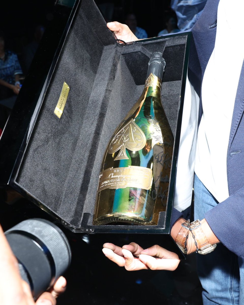 Armand de Brignac (@armanddebrignac) on Twitter photo Armand de Brignac joined the <a href="/j_chisholm3/">Jazz Chisholm Jr</a> in celebrating #TunnelFitsAndKicks — where a Jeroboam signed by the entire 2025 Yankees roster was claimed in support of <a href="/jazzchisholmfdn/">Jazz Chisholm Foundation</a>
Enjoy Armand de Brignac Responsibly.
#ArmandDeBrignac #Champagne Armand de Brignac joined the <a href="/j_chisholm3/">Jazz Chisholm Jr</a> in celebrating #TunnelFitsAndKicks — where a Jeroboam signed by the entire 2025 Yankees roster was claimed in support of <a href="/jazzchisholmfdn/">Jazz Chisholm Foundation</a>
Enjoy Armand de Brignac Responsibly.
#ArmandDeBrignac #Champagne