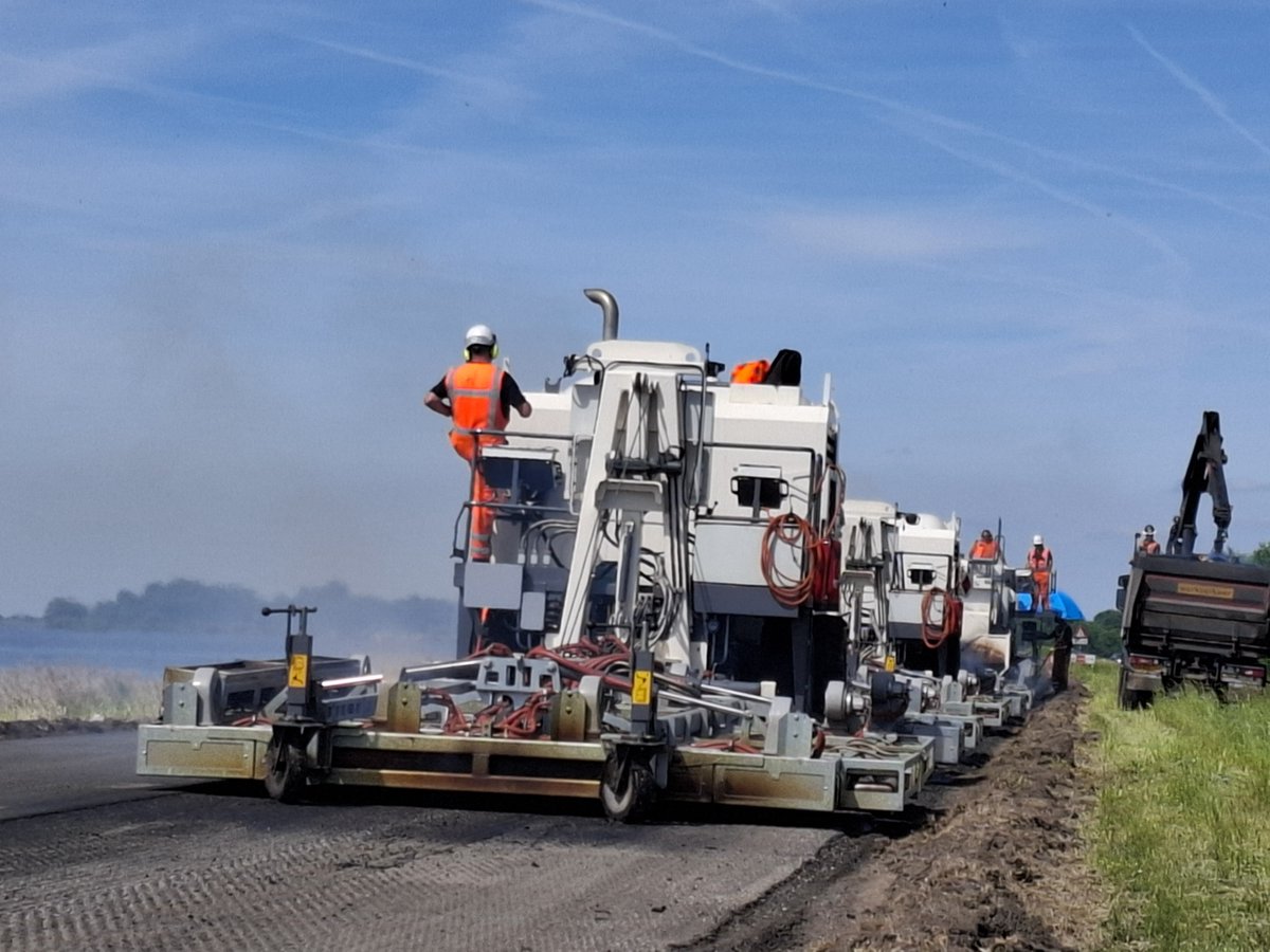 De weg op de Gooimeerdijk Oost in Almere Haven wordt proefsgewijs vernieuwd op een innovatieve en duurzame manier. De zogeheten Asphalt Recycle Train recyclet het versleten asfalt en legt daarmee een nieuwe weg aan. Lees meer: alme.re/4jixmWu