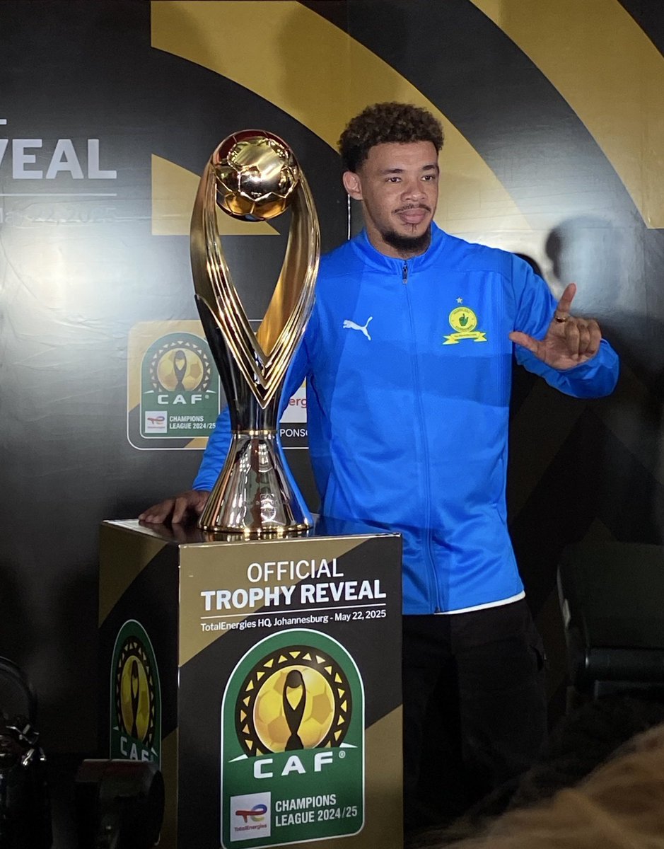 Ronwen_Williams's tweet photo. Ronwen Williams photographed with the Champions League Trophy 🏆#TotalEnergiesCAFCL #Ronza https://t.co/cyRwkJ2lSS