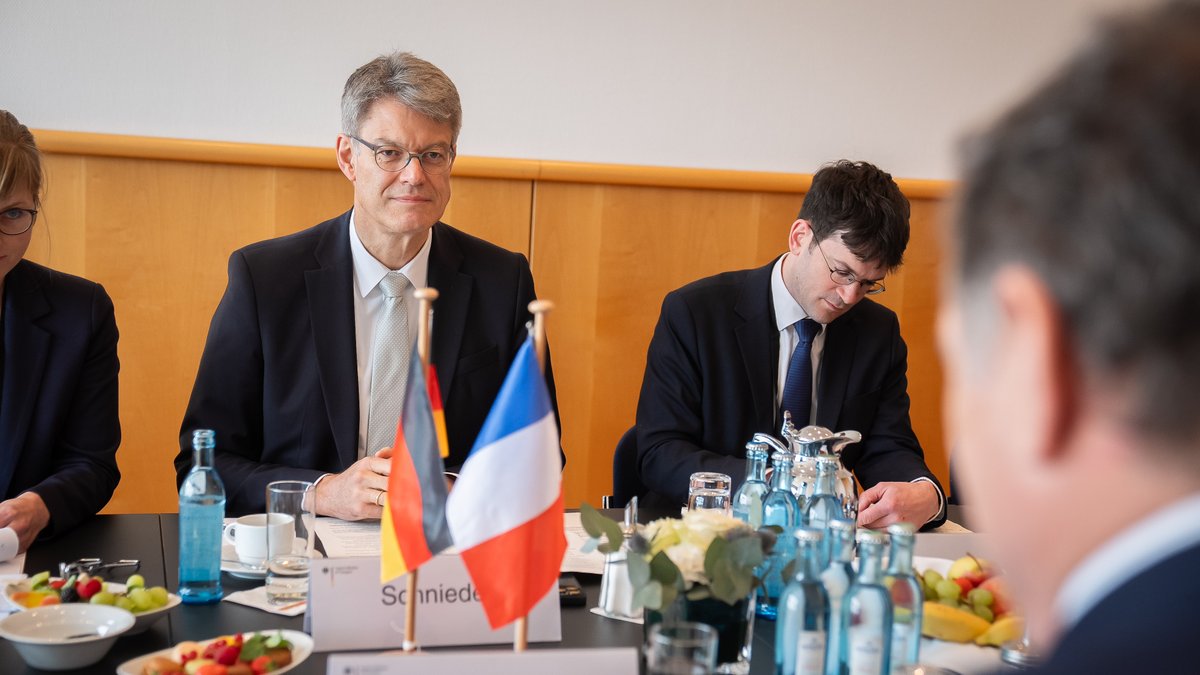 BMV's tweet image. Eine enge Freundschaft verbindet #Frankreich &amp;amp; Deutschland – das zeigt sich auch im Verkehrsbereich.🤝Im Gespräch von @PSchnieder mit @PhilippeTabarot auf dem #ITF25 geht es u.a. um europäische Infrastrukturfinanzierung &amp;amp; grenzüberschreitende Eisenbahnverbindungen. 🇪🇺