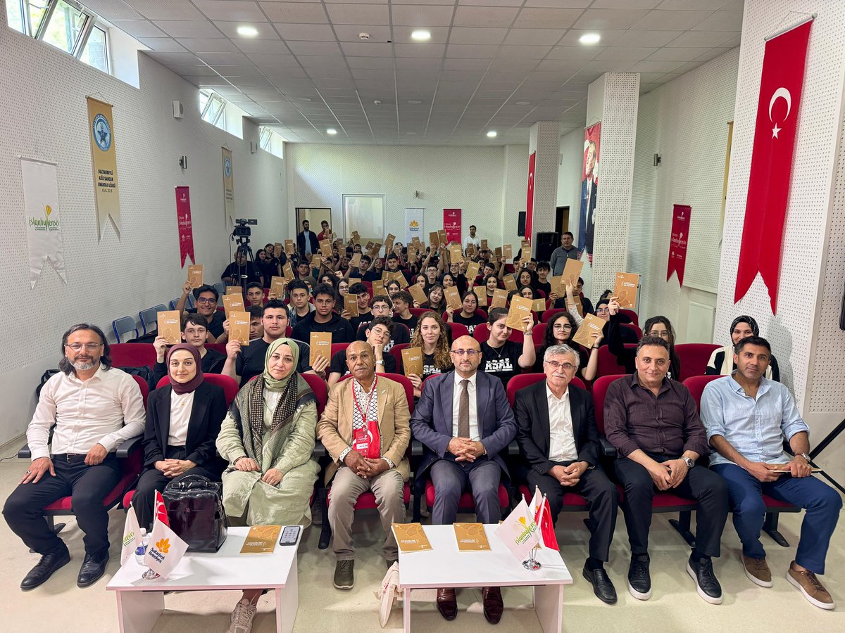 Uluslararası İstanbulensis Şiir Festivali’mizin coşkusu okullarımızda✨

Şairlerimiz Aziz Sancar Anadolu Lisesi öğrencileriyle bir araya gelerek hem şiirlerini paylaştı hem de sorularını yanıtladı. 

#ŞiirinKalesiAydos
#UluslararasıİstanbulensisŞiirFestivali