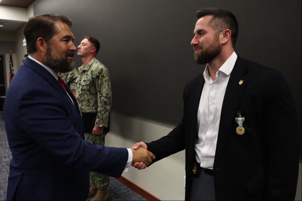 RealNCIS's tweet photo. Director Lopez visited #NCIS POFO personnel supporting @USSOCOM to thank them for safeguarding @DeptofDefense leaders. He presented commendations for recent joint operations protecting Gen. Fenton.
#StrongerTogether #NCISinaction #protectingtheforce #USNavy #USMC #missionready https://t.co/oWpoymFqhx