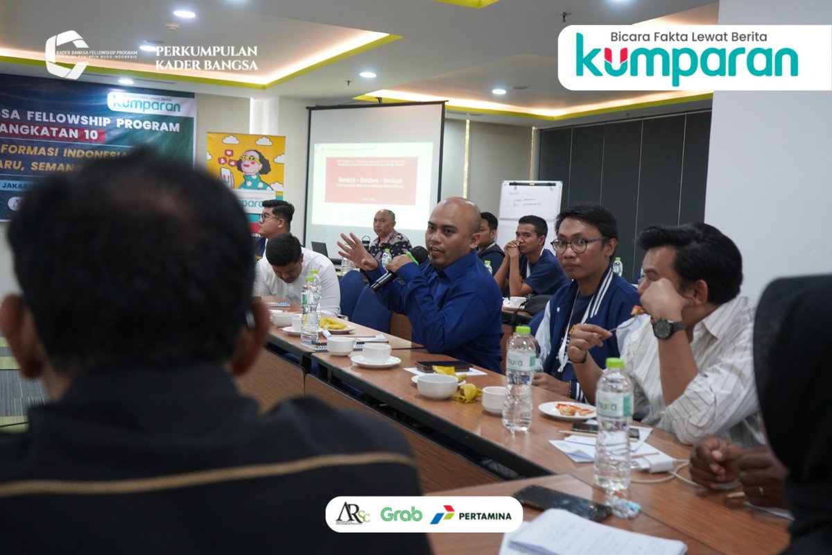 kader_bangsa's tweet photo. Sesi terakhir diisi oleh Budiman Sudjatmiko, Kepala Badan Percepatan Pengentasan Kemiskinan RI. Mas Budiman menyampaikan sejumlah problem yang menyebabkan kemiskinan pada suatu negara-bangsa. Diskusi yang sangat dalam, tajam dan menarik. https://t.co/JAOtJ3lLae